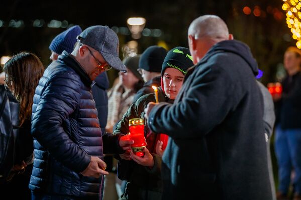 Сотни верующих делились между собой частицами Благодатного огня. - Sputnik Молдова