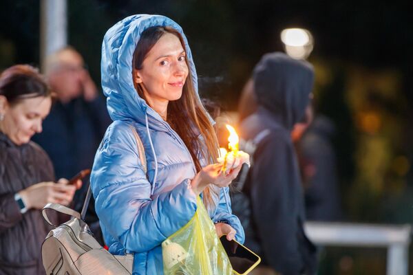 Сотни верующих делились между собой частицами Благодатного огня. - Sputnik Молдова