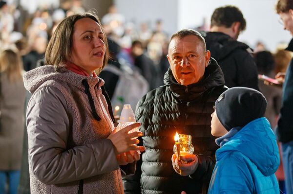 Встреча Благодатного огня у Кафедрального собора Кишинева. - Sputnik Молдова