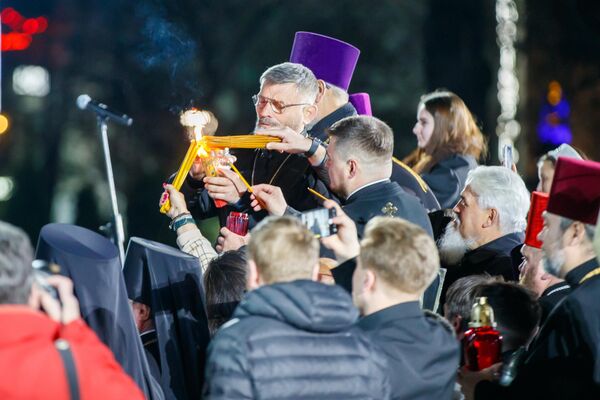 Сотни верующих делились между собой частицами Благодатного огня. - Sputnik Молдова