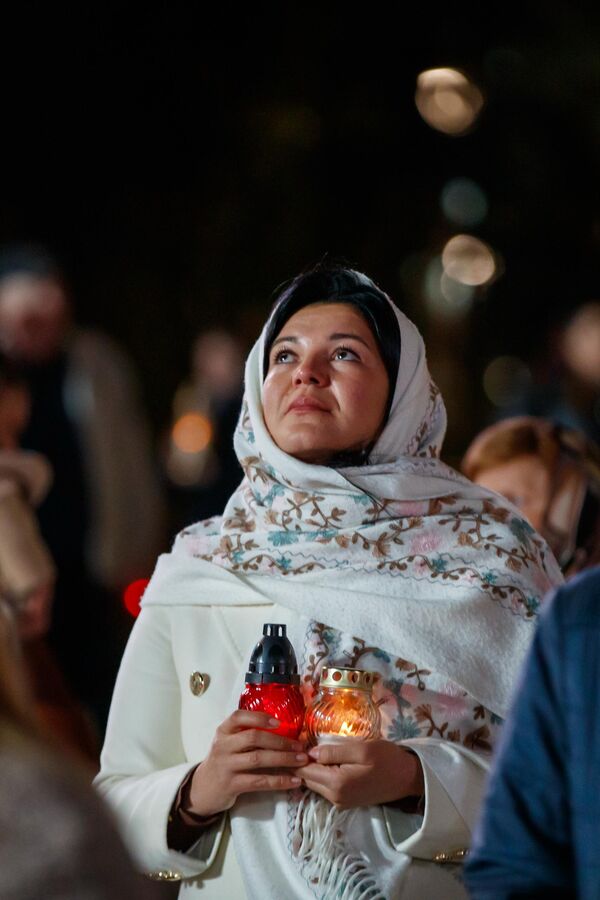 Сотни верующих делились между собой частицами Благодатного огня. - Sputnik Молдова