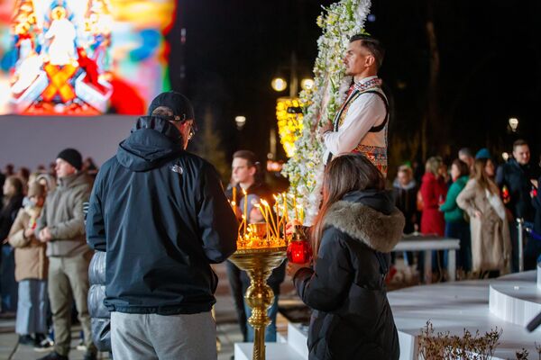 Сотни верующих делились между собой частицами Благодатного огня. - Sputnik Молдова