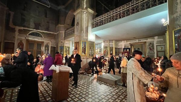 Благодатный огонь был также доставлен в храм Иоанна Предтечи в Комрате (Гагаузия). - Sputnik Молдова