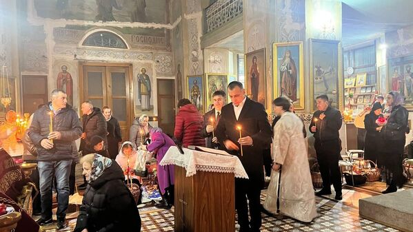 Благодатный огонь был также доставлен в храм Иоанна Предтечи в Комрате (Гагаузия). - Sputnik Молдова