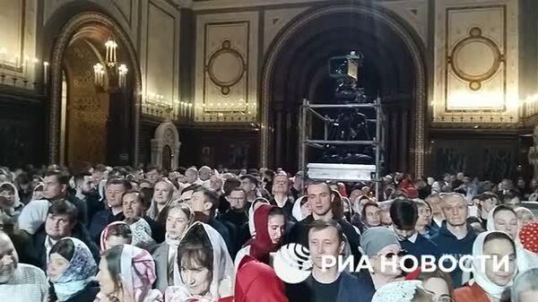 Тысячи человек пришли на ночное пасхальное богослужение в храм Христа Спасителя, куда доставили Благодатный огонь из Иерусалима - Sputnik Молдова