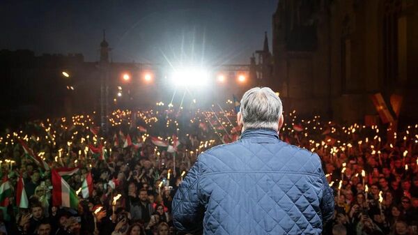 Сторонники Виктора Орбана заполнили площадь в Будапеште накануне парламентских выборов в стране, которые пройдут в воскресенье - Sputnik Молдова