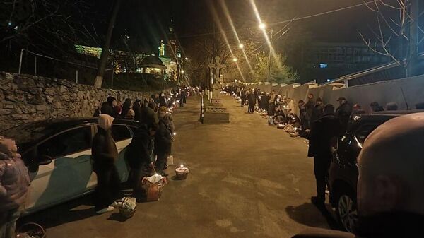 După încheierea slujbei de Paști, credincioșii așteaptă în curțile bisericilor sfințirea darurilor - Sputnik Moldova