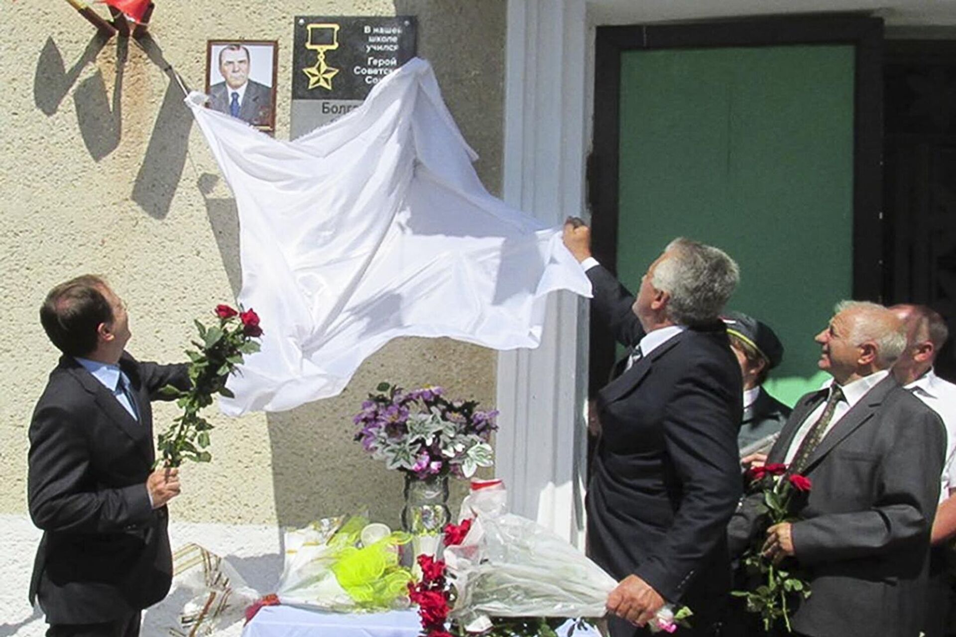 Открытие мемориальной доски на здании школы в селе Коротное Слободзейского района Приднестровья в память о Герое СССР Сергее Болгарине - Sputnik Молдова, 1920, 12.04.2026