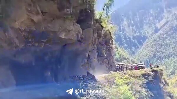 На севере Индии скала обвалилась прямо на дорогу перед людьми - Sputnik Молдова