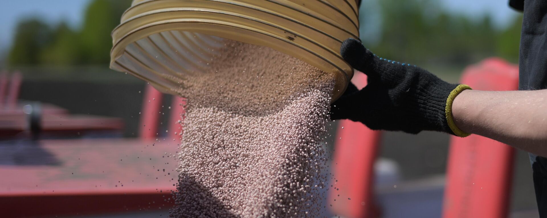 Заполнение контейнеров удобрением перед посевом - Sputnik Молдова, 1920, 15.04.2026