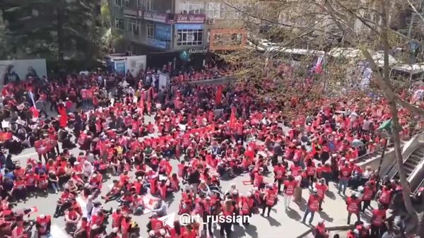 Sute de profesori au ieșit la protest în Ankara, după două cazuri consecutive de atacuri armate în școli din Turcia, cerând demisia ministrului Educației - Sputnik Moldova