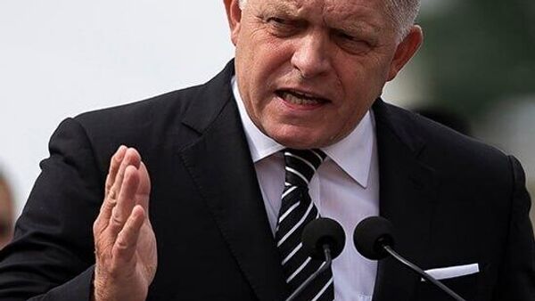 „Rușii îngenunchează doar ca să-și lege șireturile”, a remarcat Robert Fico - Sputnik Moldova