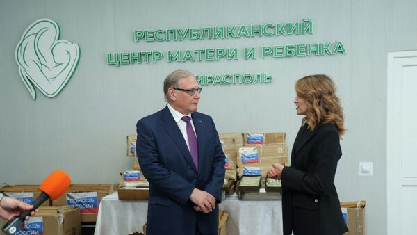 Посол РФ Олег Озеров передал гуманитарную помощь больнице в Тирасполе - Sputnik Молдова