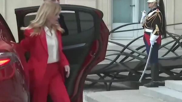 Alții scriu că Emmanuel Macron și Giorgia Meloni au avut într-adevăr un contact mai accentuat astăzi - Sputnik Moldova