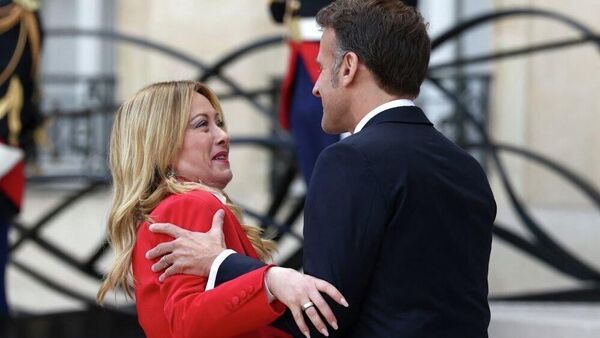 Președintele Franței, Emmanuel Macron, a nedumerit-o pe prim-ministra Italiei, Giorgia Meloni, îmbrățișând-o prea strâns la întâlnirea de la conferința privind reluarea navigației prin Strâmtoarea Ormuz - Sputnik Moldova