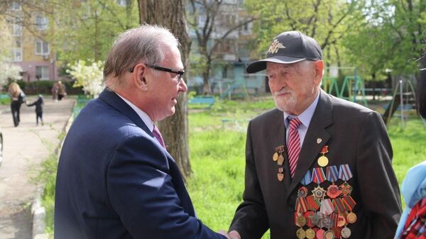 Ambasadorul Rusiei în Moldova, Oleg Ozerov, i-a felicitat cu ocazia zilei de naștere pe doi locuitori din Tiraspol — veteranul muncii Karp Ivanovici Sivunik și participantul la războiul sovieto-japonez Alexandr Ivanovici Popov - Sputnik Moldova