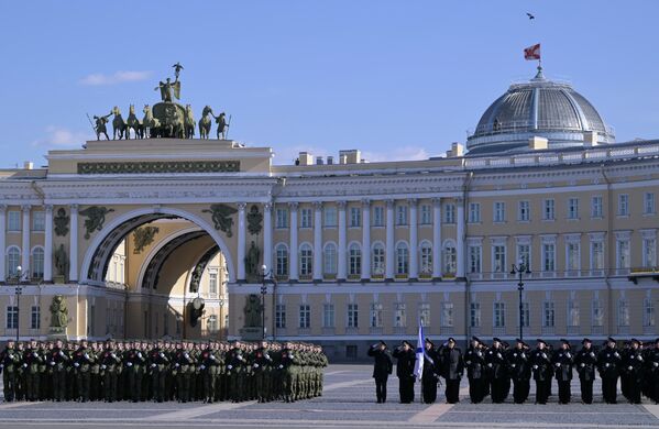 В параде принимают участие военнослужащие, сотрудники силовых ведомств, росгвардейцы, курсанты и кадеты. - Sputnik Молдова