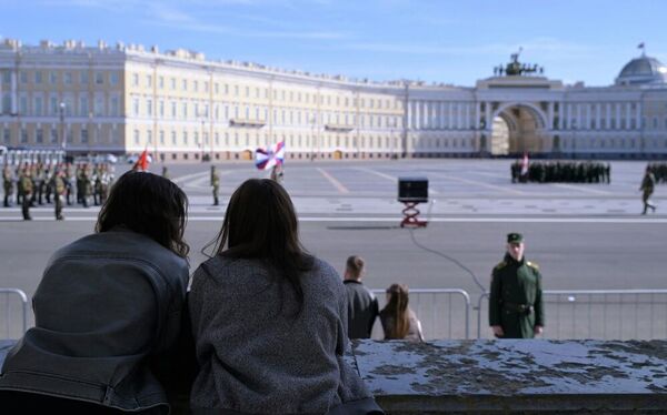 Репетиции парада привлекают внимание жителей и гостей Петербурга. - Sputnik Молдова