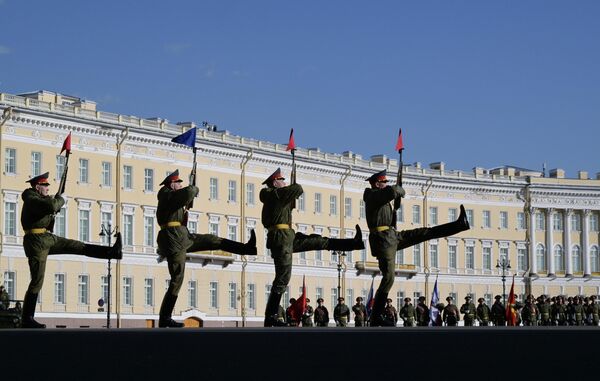 Участники парада на репетициях отрабатывают строевые приемы с оружием, перестроения в составе подразделения и торжественный марш. - Sputnik Молдова
