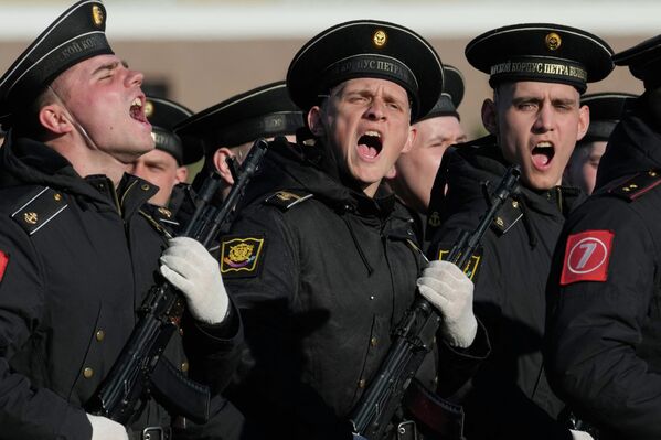 Курсанты ВМФ маршируют во время репетиции военного парада. - Sputnik Молдова