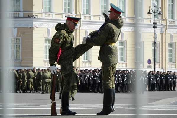 Солдаты почетного караула разминаются перед репетицией военного парада в Петербурге. - Sputnik Молдова