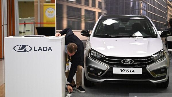 Compania „AvtoVAZ” a lansat un serviciu de abonament pentru automobilele Lada – primul model disponibil a devenit Lada Vesta, la un preț de aproximativ 440 € pe lună - Sputnik Moldova