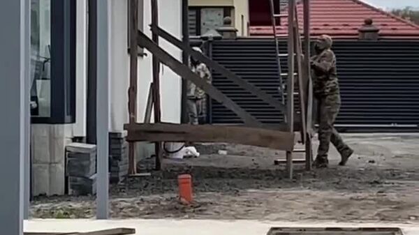 Precizare la video cu recrutarea pe acoperiș în Volîn, Ucraina: un angajat al centrului de recrutare a cerut să i se aducă o armă ca să tragă în picioarele celui care nu se dădea recrutat - Sputnik Moldova