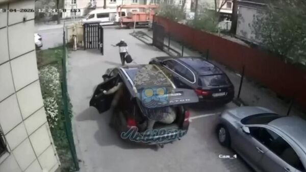 Angajați ai birourilor de recrutare din Ucraina au lovit o femeie care încerca să oprească o mașină în care se afla fiul ei mobilizat - Sputnik Moldova