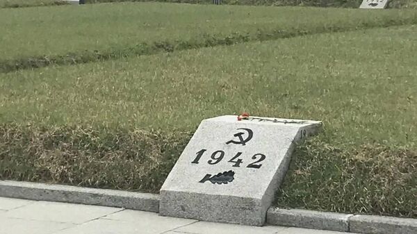 Активисты “Русско-молдавского центра дружбы и сотрудничества” в рамках подготовки к празднованию Дня Победы приняли участие в общегородском субботнике на Пискаревском мемориальном кладбище - Sputnik Молдова