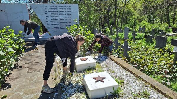 În ajunul celei de-a 81-a aniversări a Victoriei în Marele Război pentru Apărarea Patriei, în mai multe orașe au loc acțiuni de salubrizare la monumentele și mormintele militarilor sovietici - Sputnik Moldova