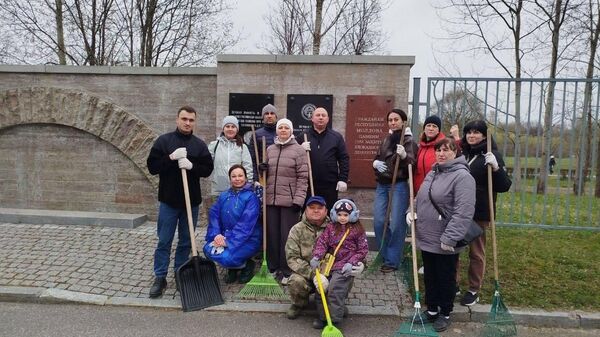 Ещё одна диаспоральная организация - Молдавское достояние - приняла участие в облагораживании территории Пискаревского кладбища - Sputnik Молдова