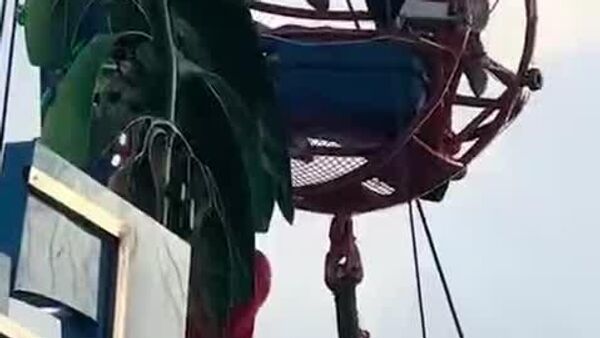 Аттракцион-катапульта в Испании рухнул вниз - Sputnik Молдова