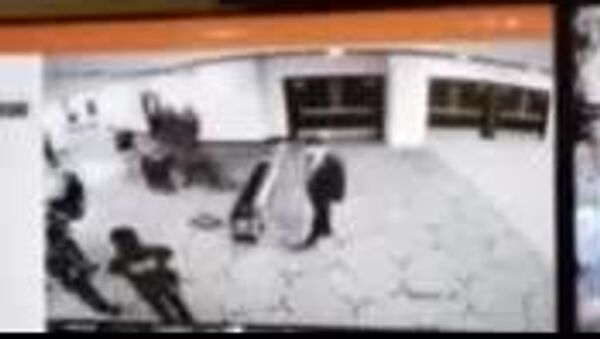 Трамп опубликовал кадры с камер, на которых неизвестный открыл стрельбу на ужине корреспондентов Белого дома - Sputnik Молдова