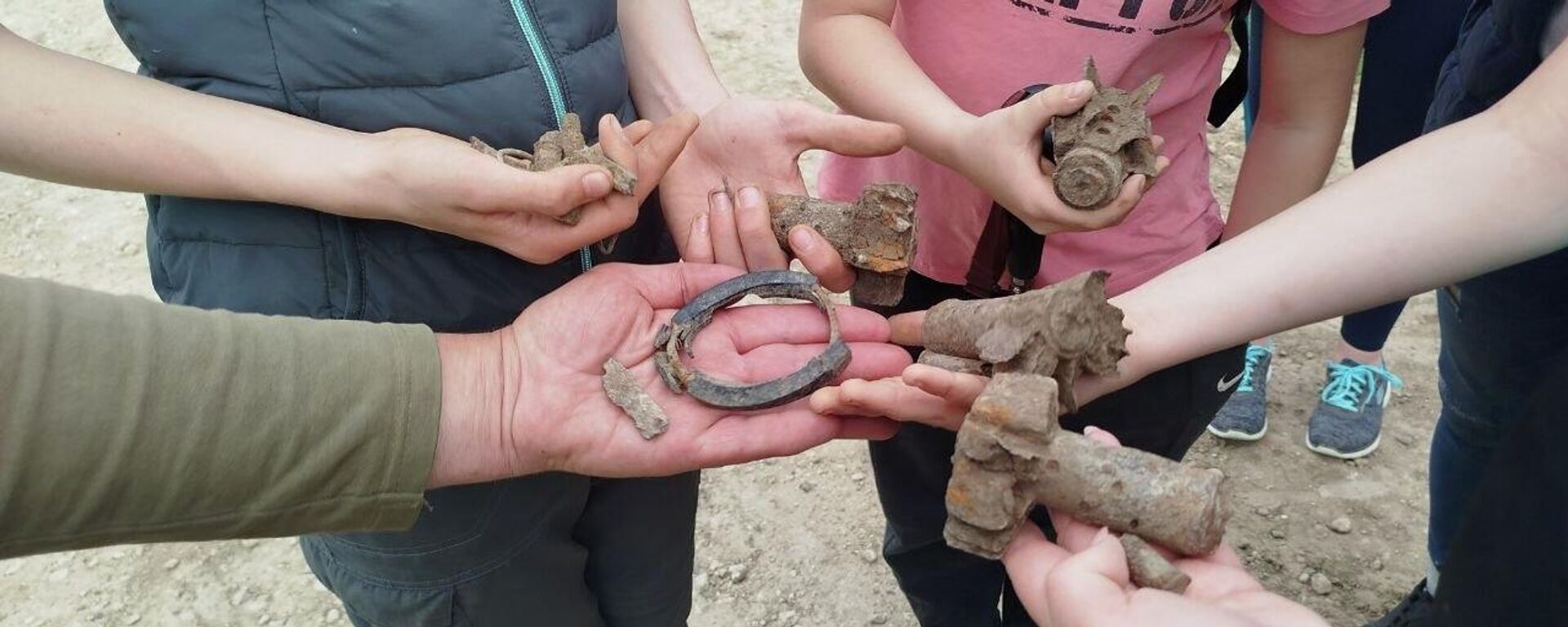 В канун Дня Победы клуб горного туризма Траверс провел пеший однодневный поход по местам боевой славы Шерпенского плацдарма - Sputnik Молдова, 1920, 27.04.2026
