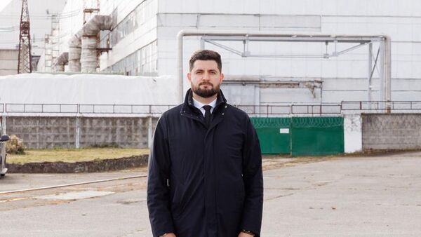 Министр энергетики Молдовы Дорин Жунгиету зачем-то сфотографировался на фоне панно у Чернобыльской АЭС - Sputnik Молдова