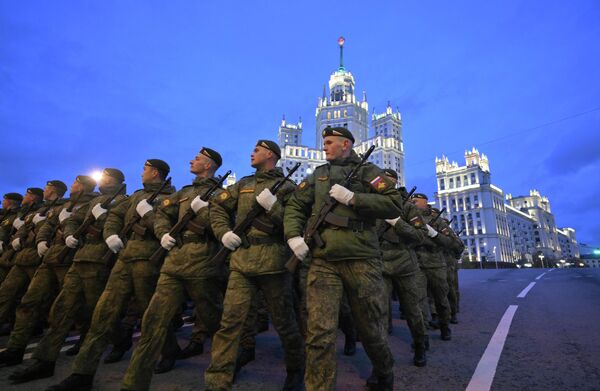 Курсанты Серпуховского филиала Академии ракетных войск  на репетиции военного парада в Москве - Sputnik Молдова