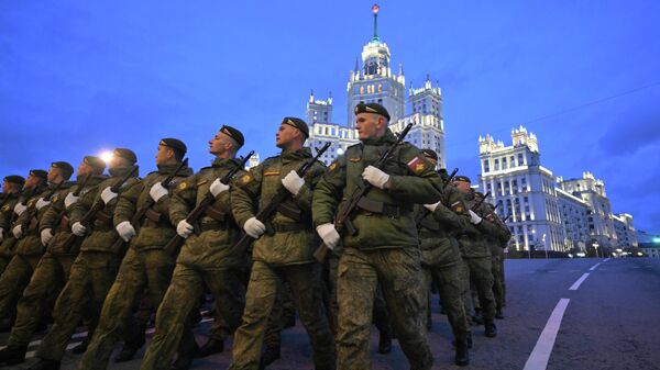 Курсанты Серпуховского филиала Академии ракетных войск  на репетиции военного парада в Москве - Sputnik Молдова