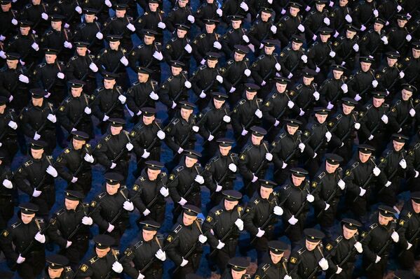 Офицеры Тихоокеанского высшего военно-морского училища им. адмирала С. О. Макарова на репетиции военного парада в Москве - Sputnik Молдова