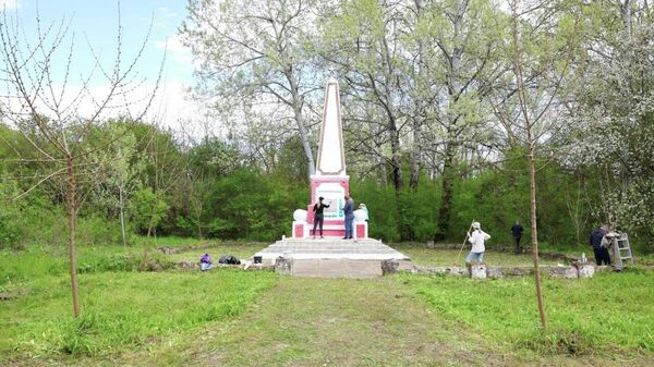 Activiștii au pus în ordine un memorial din raionul Cantemir înainte de Ziua Victoriei - Sputnik Moldova