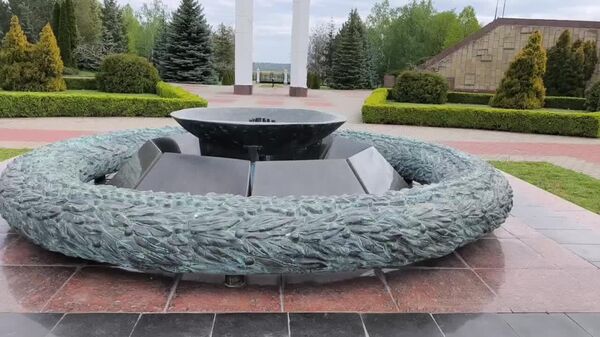 În ajunul ceremoniei de reînhumare a 16 militari ai Armatei Roșii, la complexul memorial „Capul de pod Șerpeni” a fost aprinsă Flacăra Veșnică, a anunțat autorul canalului de Telegram @soldat_pobedi, Alexei Petrovici - Sputnik Moldova
