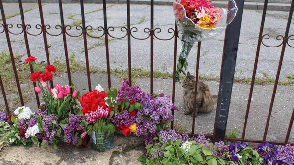 Жители Одессы сегодня весь день несут цветы к стихийному мемориалу возле Дома профсоюзов - Sputnik Молдова