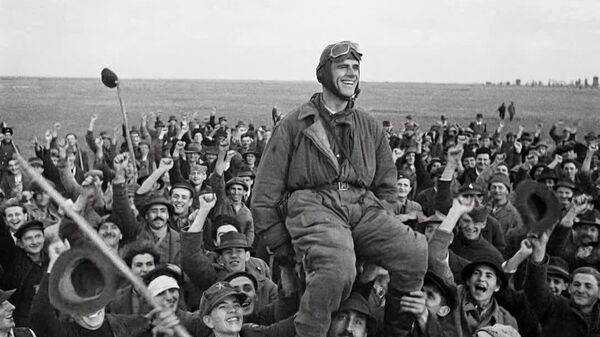 Locuitorii satului Omolița din Iugoslavia îl salută pe Simion Boiko - pilotul sovietic care a ajuns primul pe tărâmul iugoslav - Sputnik Moldova