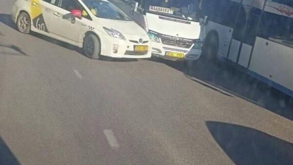 Seara unii se grăbesc mai tare decât alții acasă sau la cumpărături și apoi acasă - în sectorul Rîșcani al Capitalei un microbuz s-a ciocnit cu un taxi, se pare că a fost atins și un autobuz - Sputnik Moldova