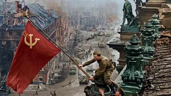 Imagini animate în culori - arborarea Stindardului Victoriei deasupra Reichstagului din Berlin - Sputnik Moldova