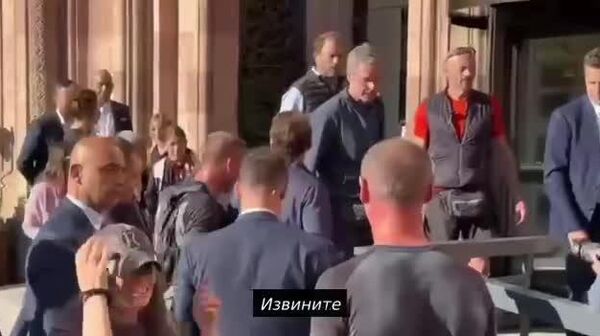 Армянин, которого охрана Пашиняна ранее силой - Sputnik Молдова
