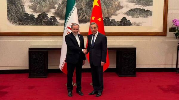 Ministrul de externe al Iranului, Abbas Araghchi, s-a întâlnit în China cu omologul său chinez, Wang Yi - Sputnik Moldova
