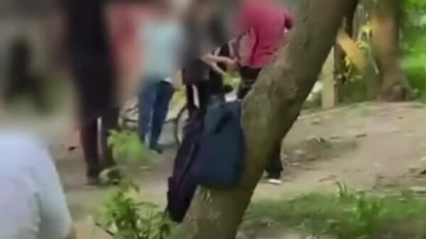 Мужчина с ножом на глазах у детей и женщин с младенцами рылся прямо на детской площадке — вероятно, отыскивая закладку - Sputnik Молдова