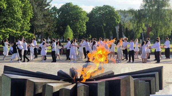 В преддверии Дня Победы активисты Молодой гвардии исполнили традиционный Вальс Победы на мемориальном комплексе Вечность в Кишинёве - Sputnik Молдова