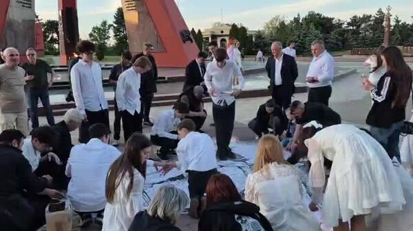 На мемориальном комплексе Вечность проходит акция Огненные картины, в рамках которой активисты Молодой гвардии совместно с депутатами ПСРМ создают композиции из зажжённых свечей - Sputnik Молдова