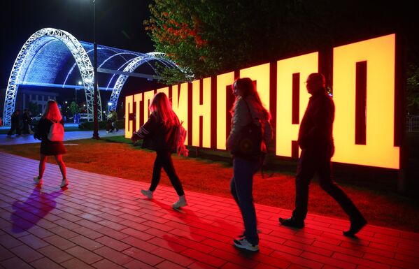 Горожане перед началом акции Свет великой Победы на Мамаевом кургане в Волгограде - Sputnik Молдова